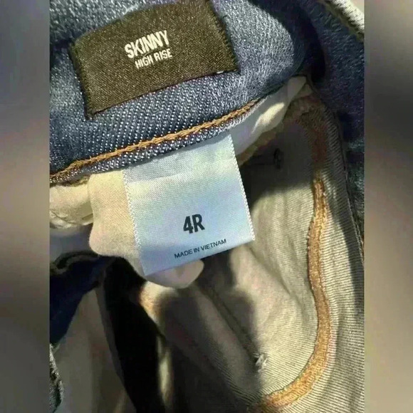 Women’s Express Light Wash High Rise Skinny Jeans: Size 4R - Picture 7 of 7